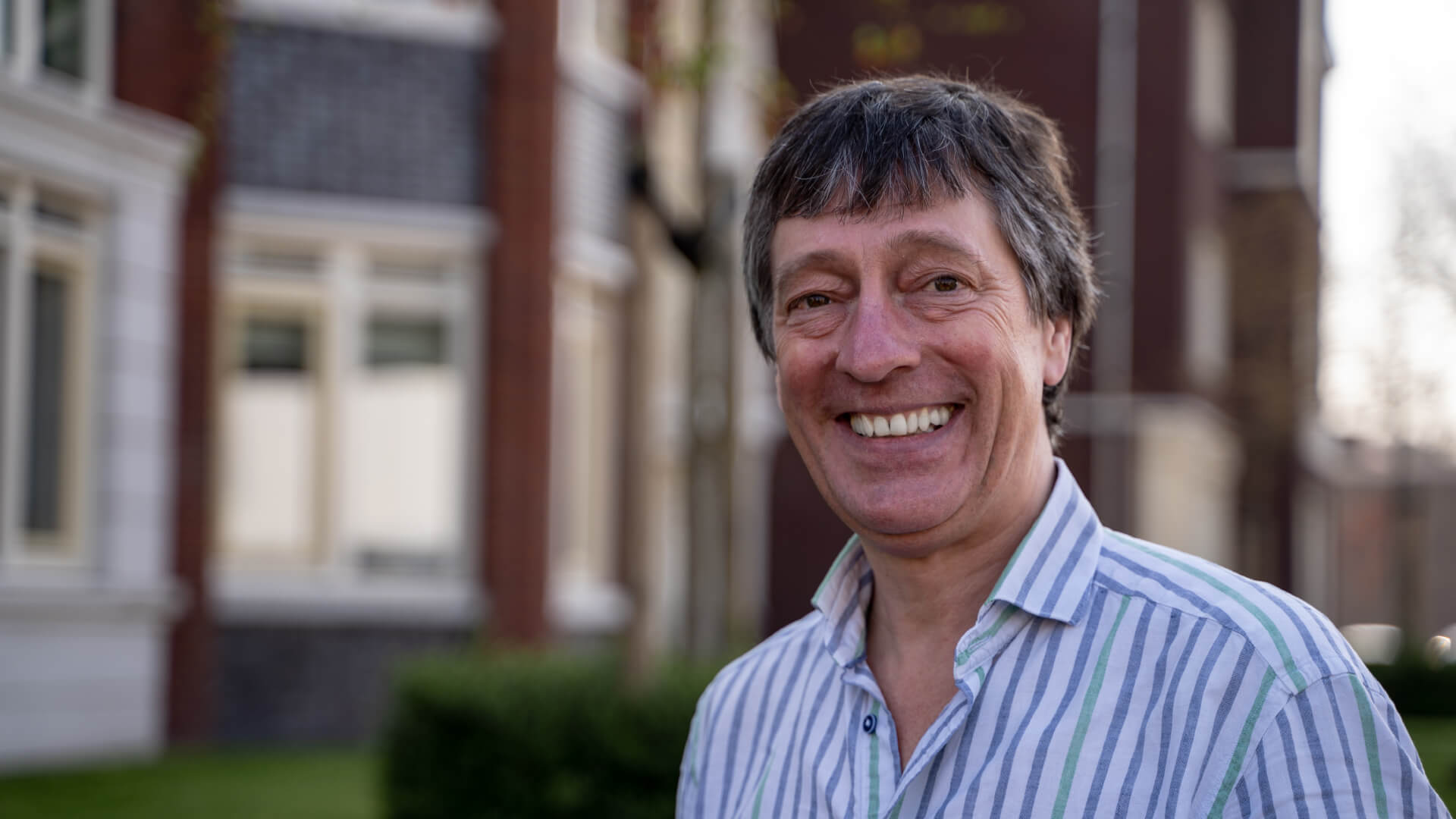 Elias de Deugd, financieel adviseur in de Betuwe, in zijn kantoor